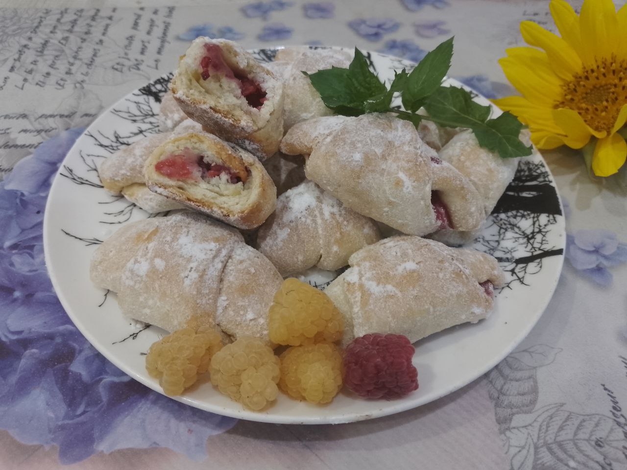Рогалики из теста с добавлением творога и начинкой из ягод малины