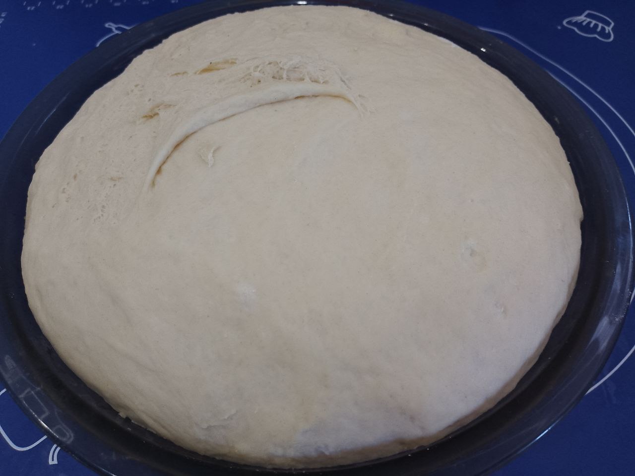Пирожки из дрожжевого теста на сметане, с мясной начинкой, жареные на сковороде: Тесто накрываем и ставим в теплое место на 1-1,5 часа.