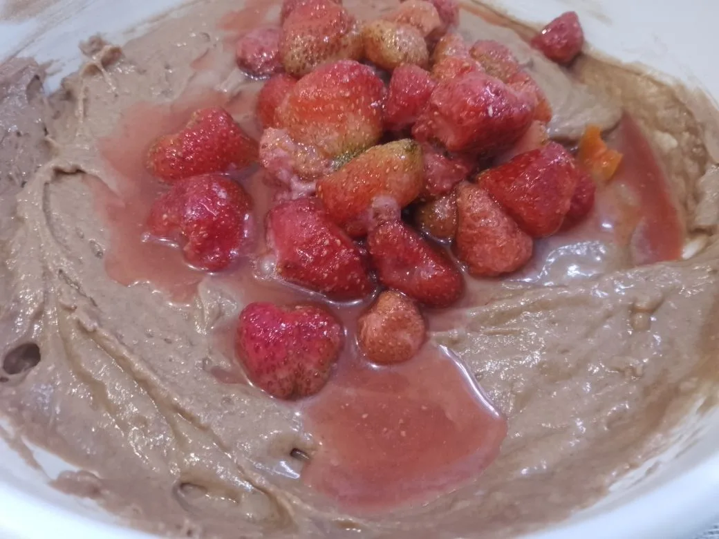 Шоколадный пирог на сметане, с клубникой и орехами: Добавляем замороженную клубнику и перемешиваем.