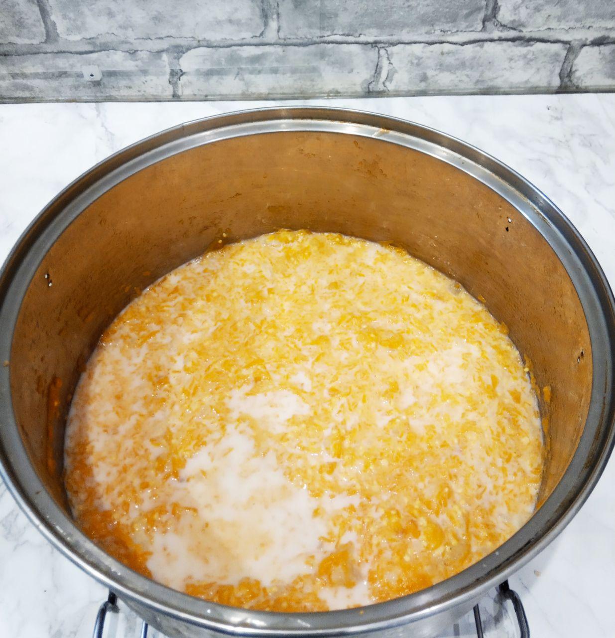 Каша тыквенная с пшеном: Массу размешиваем и заливаем молоком, добавляем соль и сахар по вкусу.