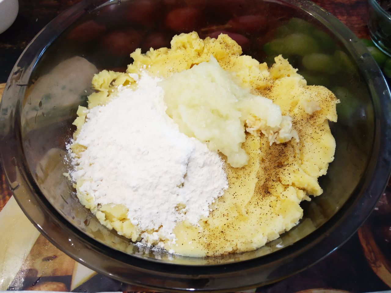 Картофельные зразы с начинкой из шампиньонов и лука: Пюре соединяем с мукой, яйцом, луком, чесноком и перцем по вкусу, тщательно размешиваем. Муку я добавляю в