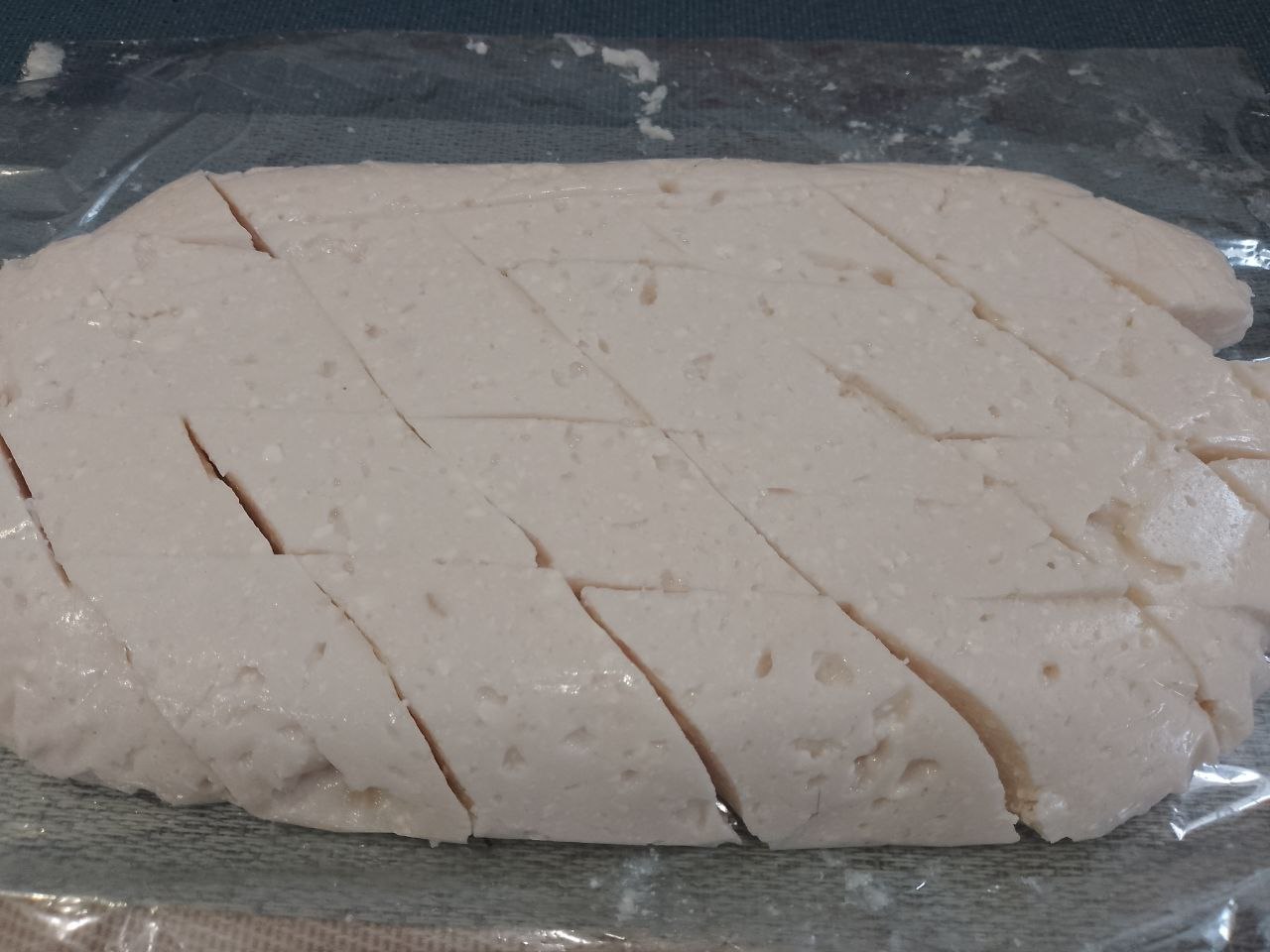 Вкусный апельсиновый десерт из желе и творога: Достаем десерт из холодильника и разрезаем по своему усмотрению.
