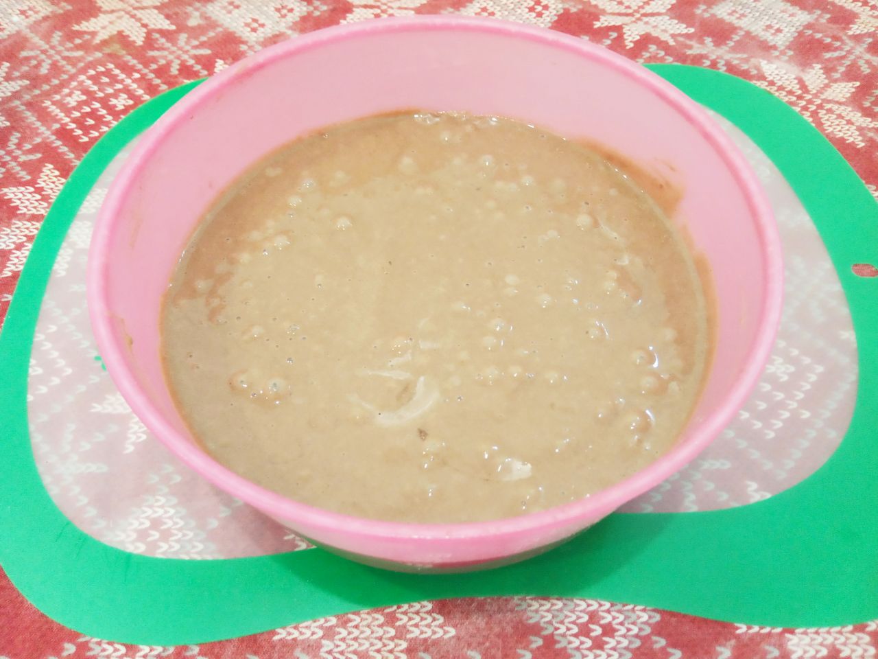 Шоколадный молочный пирог с клубникой: Высыпаем оставшуюся муку и размешиваем.