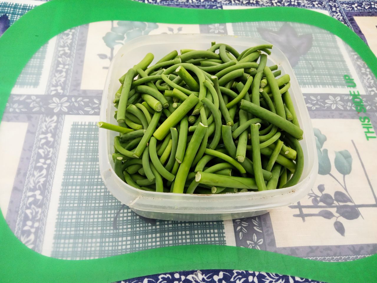 Чесночные стрелки тушеные с овощами, просто и вкусно: Чесночные стрелки отрезаем ножницами или отщипываем аккуратно, но я отрезаю. Отрезаем верхние части