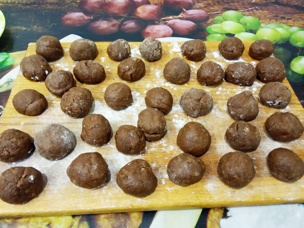 Вкусное шоколадное печенье с трещинками: Достаем тесто с холодильника и формируем шарики размерами с грецкий орех.