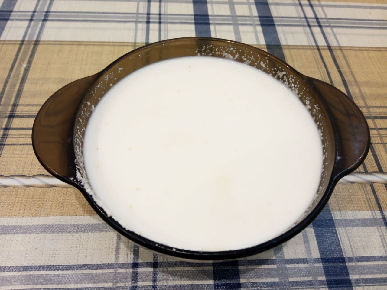 Манный пирог на молоке, просто и вкусно: Манную крупу соединяем с молоком, перемешиваем и оставляем на 20 минут для набухания.