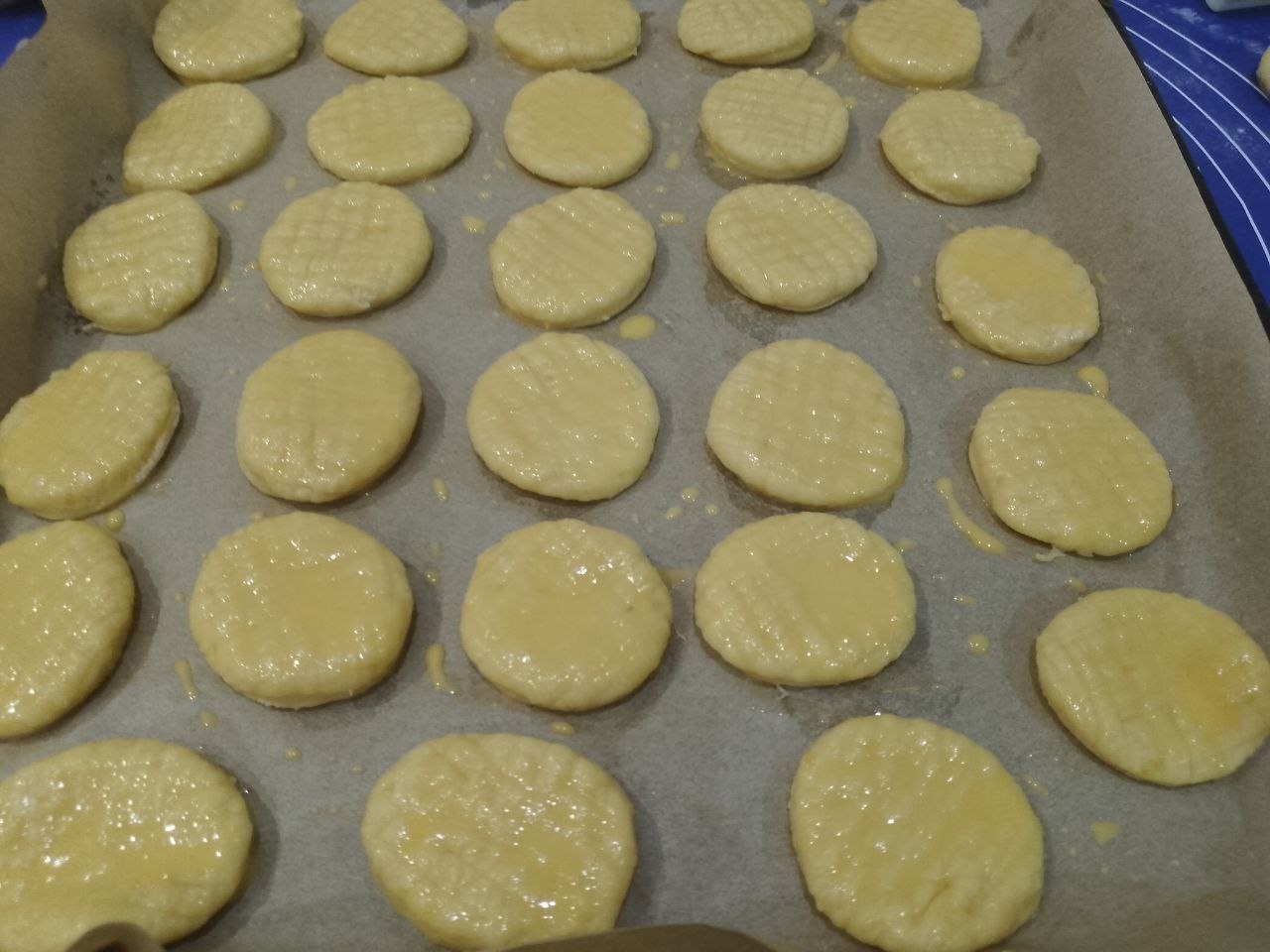 Домашнее мандариновое печенье, просто и вкусно: Желток соединяем с молоком, перемешиваем и смазываем печенье.