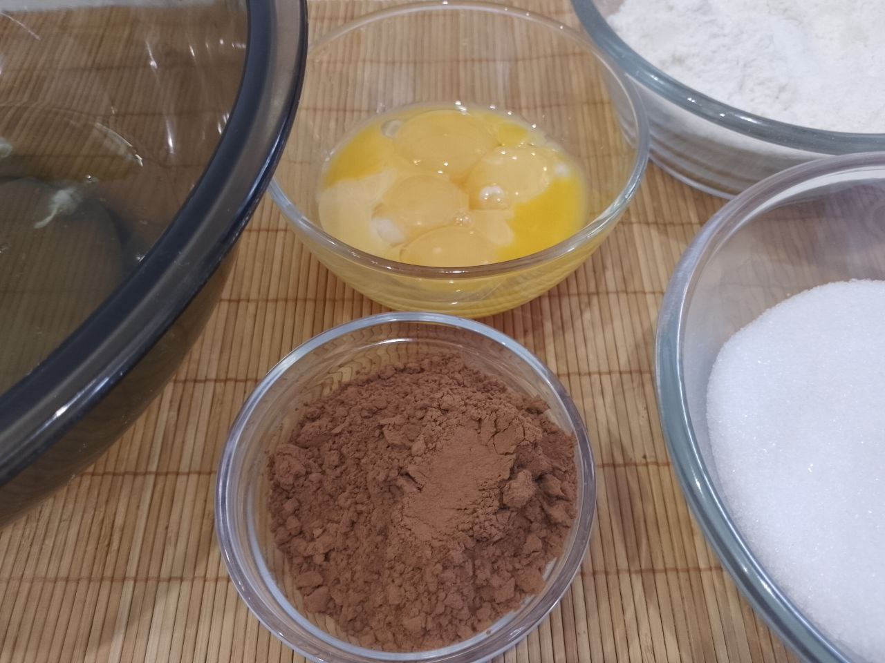 Шоколадный торт с нежным кремом из сметаны, сливок и сухофруктов
