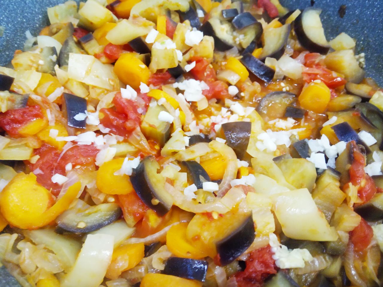Тушеные баклажаны с помидорами и другими овощами: Чеснок, соль и перец добавляем в конце приготовления.