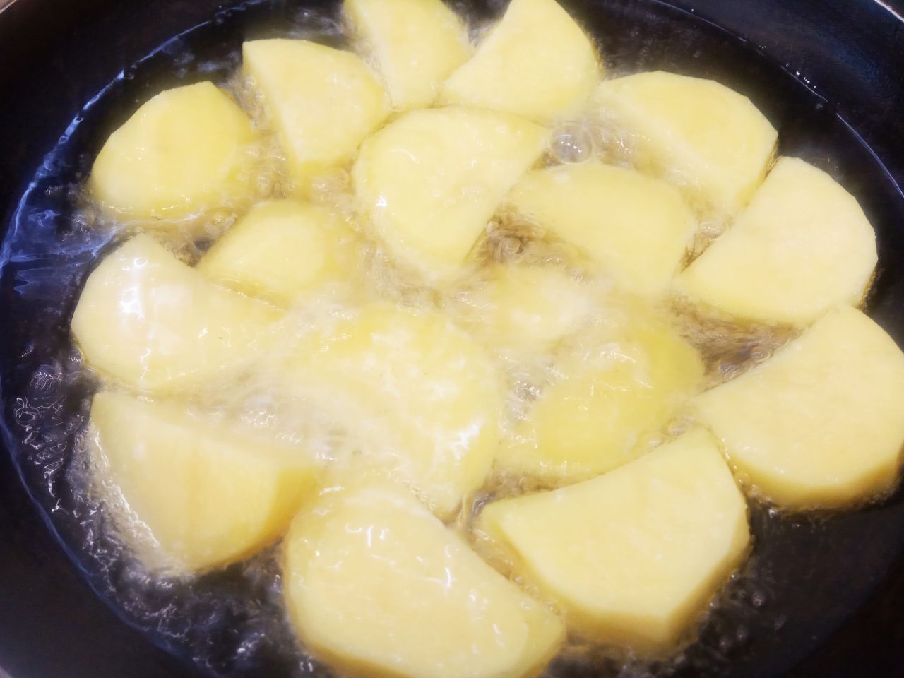 Картофель жареный с чесноком и зеленью: Разогреваем масло на сковородке, масла наливаем столько чтобы картошка на половину была в масле.