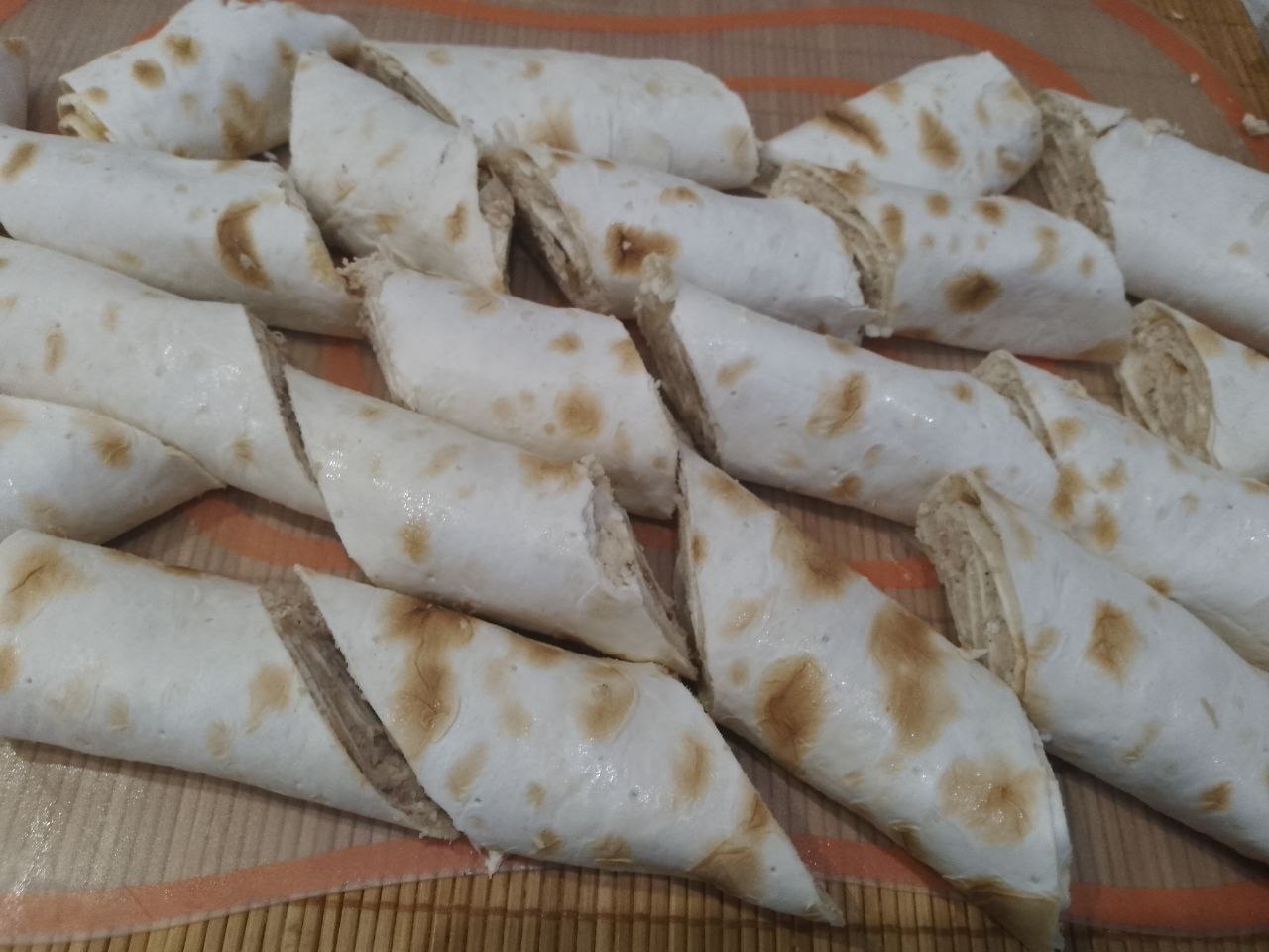 Лаваш с мясной начинкой, на сковороде, вкусный и аппетитный: Рулеты разрезаем на полоски по своему усмотрению.