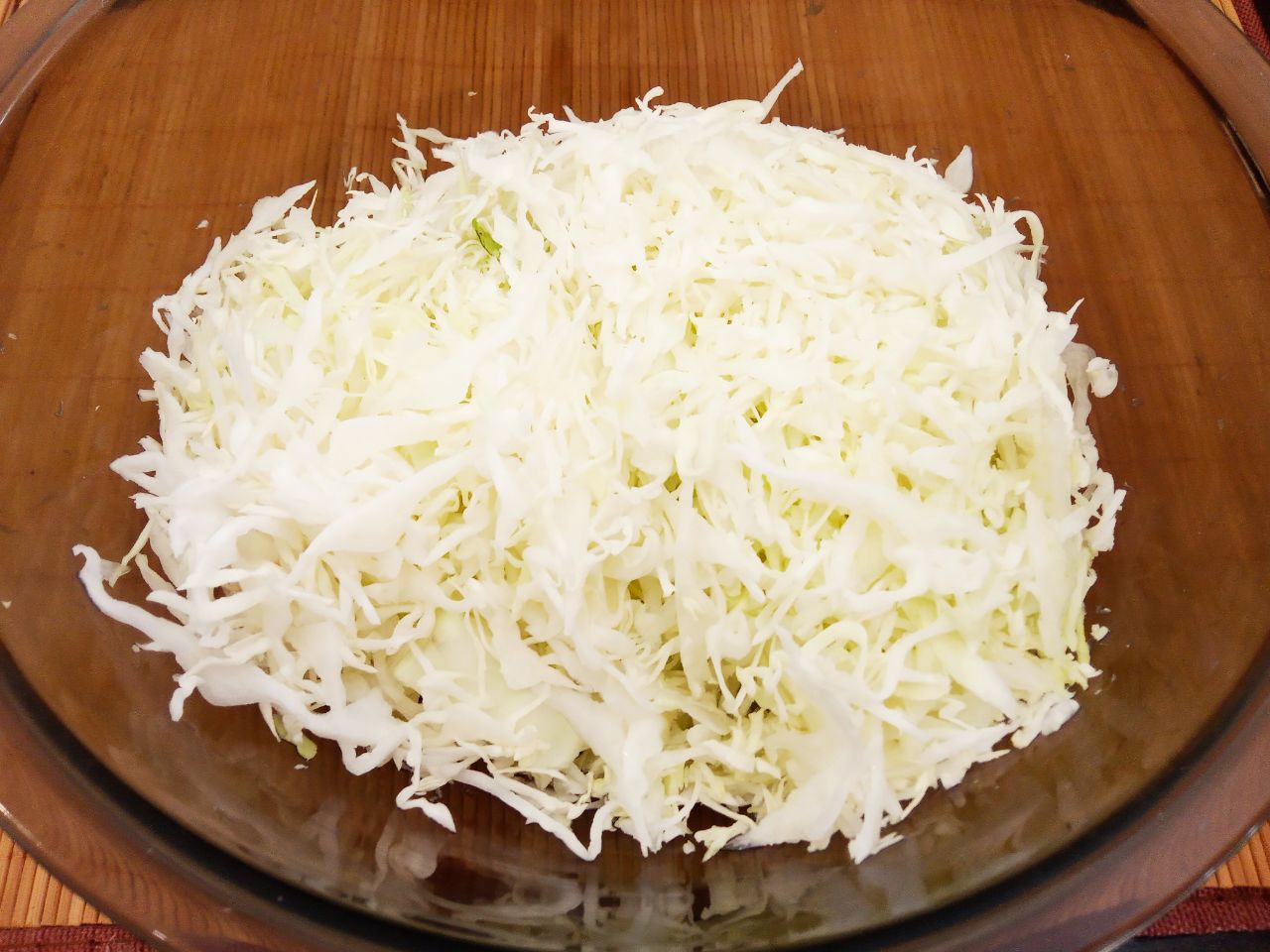 Котлеты из свежей капусты и фарша, сочные и вкусные: Капусту промываем, просушиваем, шинкуем или мелко нарезаем.