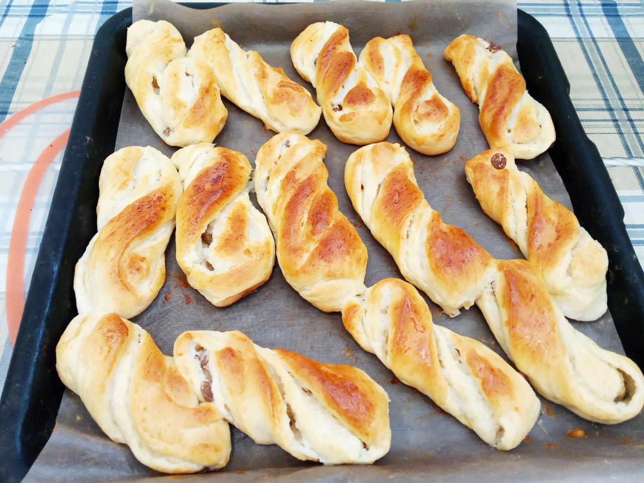 Воздушные и нежные булочки с заварным кремом и изюмом: Разогреваем духовку до 180 С и ставим булочки для выпекания. Выпекаем булочки до готовности.