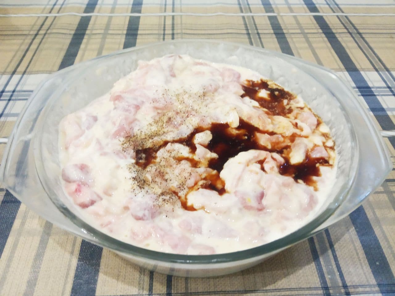 Котлеты из мелко рубленного мяса, сочные и нежные: Соединяем полосочки мяса, сметаны, муки, крахмала, яиц и соевого соуса, перемешиваем. Солим и перчим по вкусу