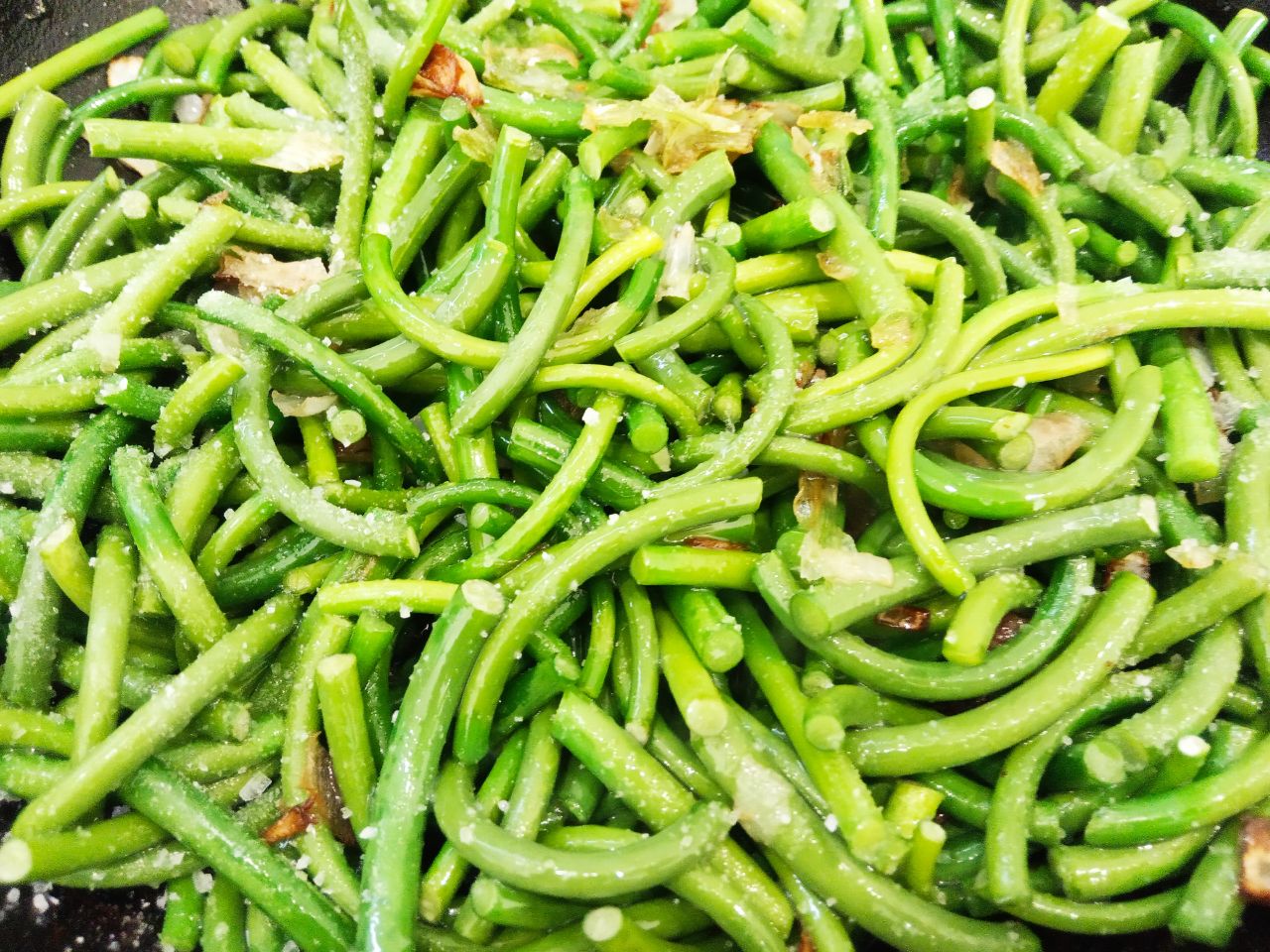 Чесночные стрелки тушеные с овощами, просто и вкусно: Кладем приготовленные чесночные стрелки, перемешиваем, обжариваем несколько минут.