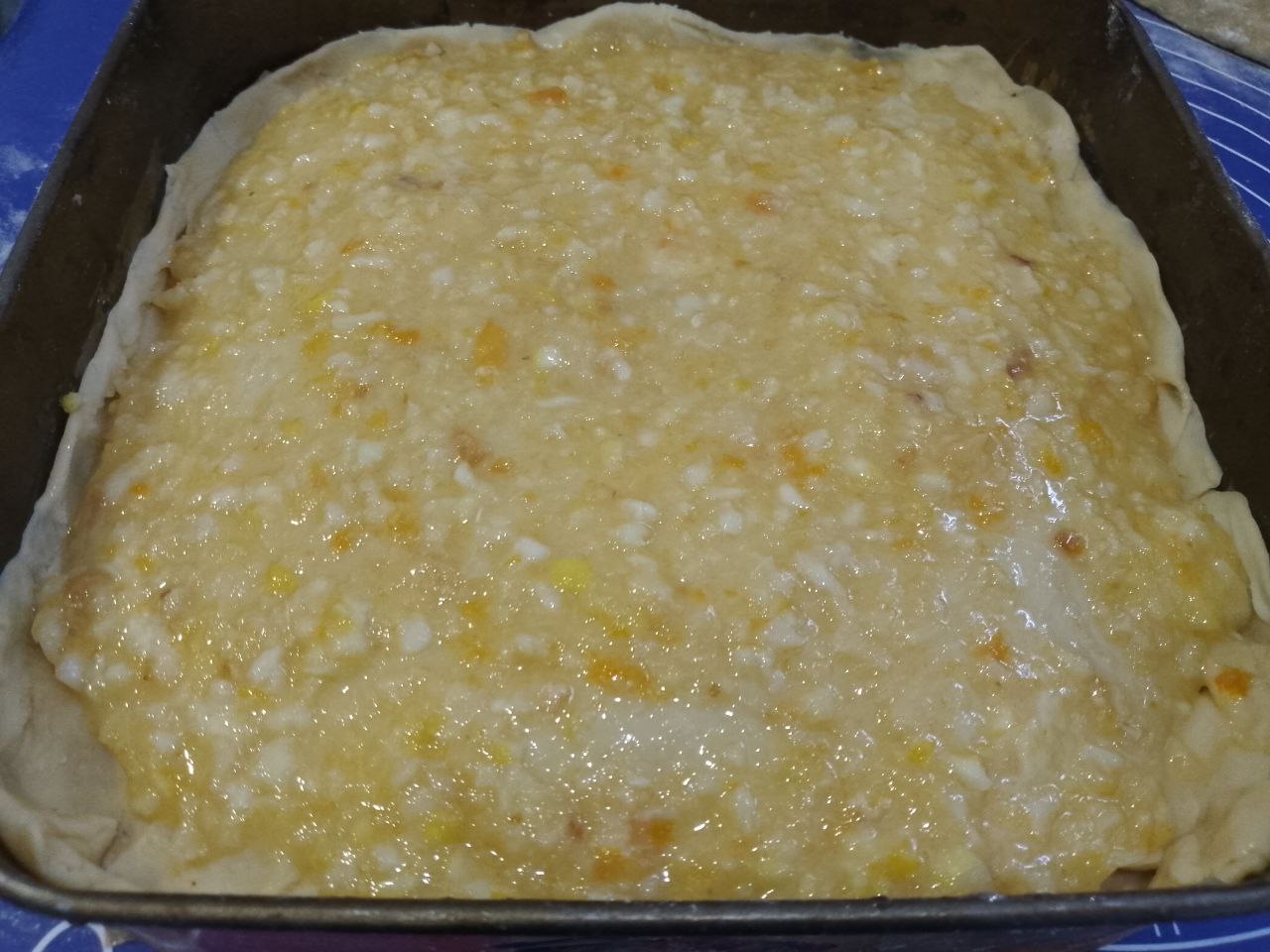 Пирог песочный трехслойный с начинкой из кураги, лимона и орехов: Третьим слоем выкладываем лимонную начинку перед тем, как выкладывать начинку перемешиваем с крахмалом и