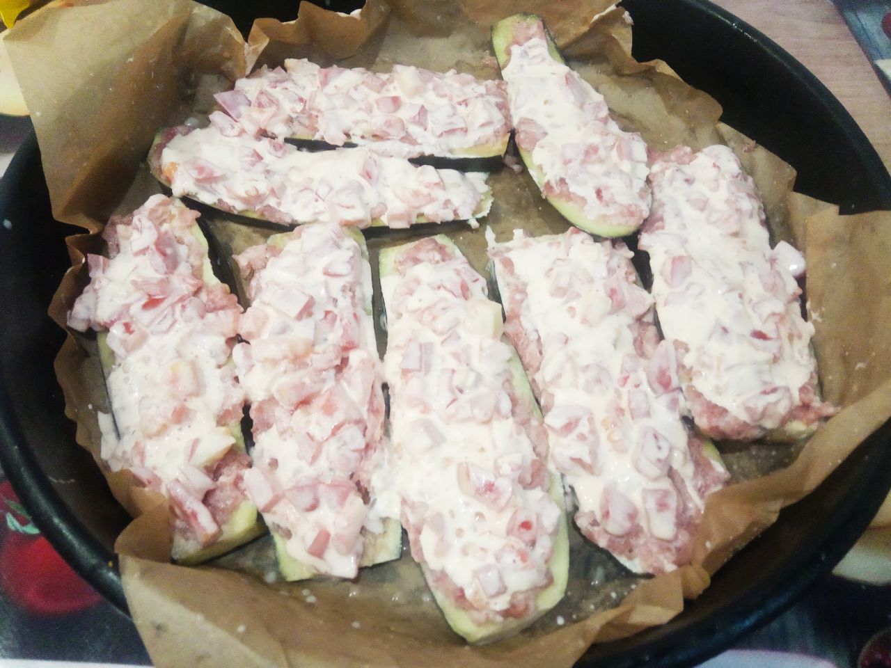 Запеченные баклажаны с фаршем, помидорами и сыром, в духовке: Поверх фарша выкладываем слой смеси помидоров, майонеза и сметаны.