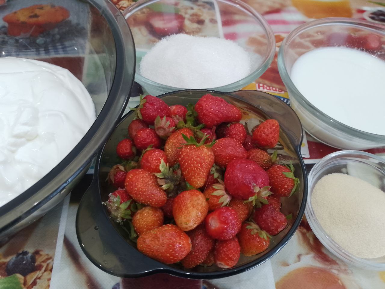 Клубничное желе из ягод клубники и сметаны, нежное и вкусное