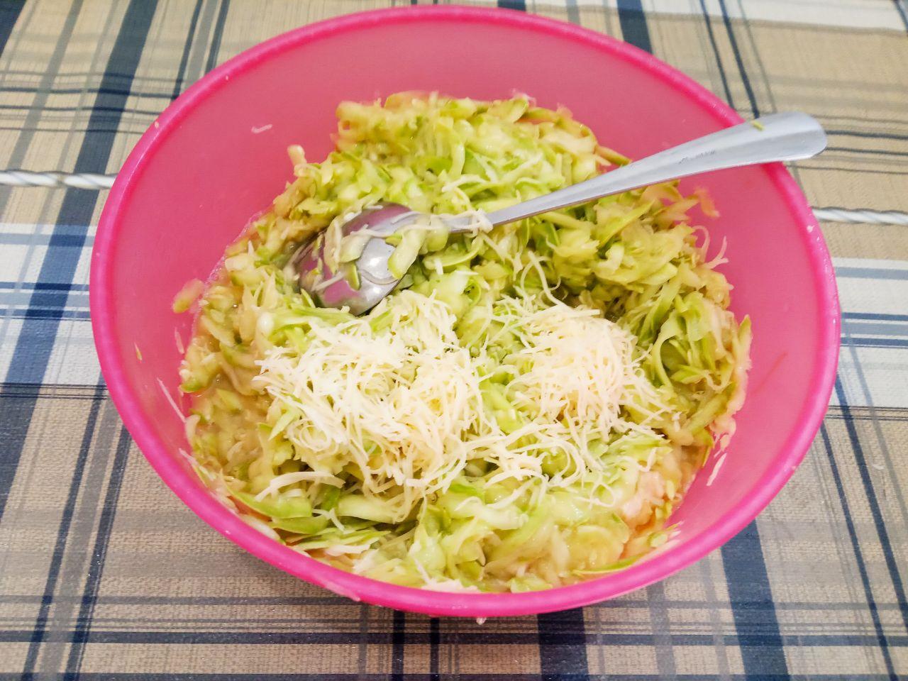 Сочные кабачковые гнезда с мясной начинкой и сыром: Яйца взбиваем и выливаем в кабачковую массу.