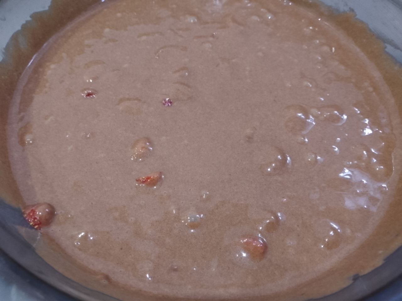 Шоколадный пирог на молоке с клубникой, покрытый шоколадной глазурью: Выкладываем ягоды клубники и размешиваем.