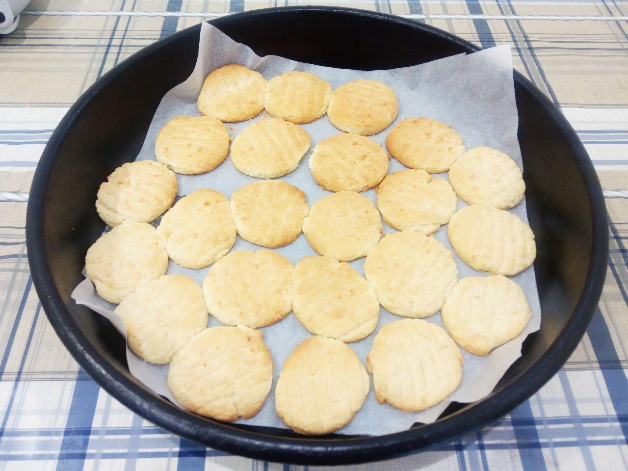 Домашнее печенье с кокосовой стружкой, рассыпчатое и песочное: Печенье выпекаем до светло желтого цвета при 180 С.