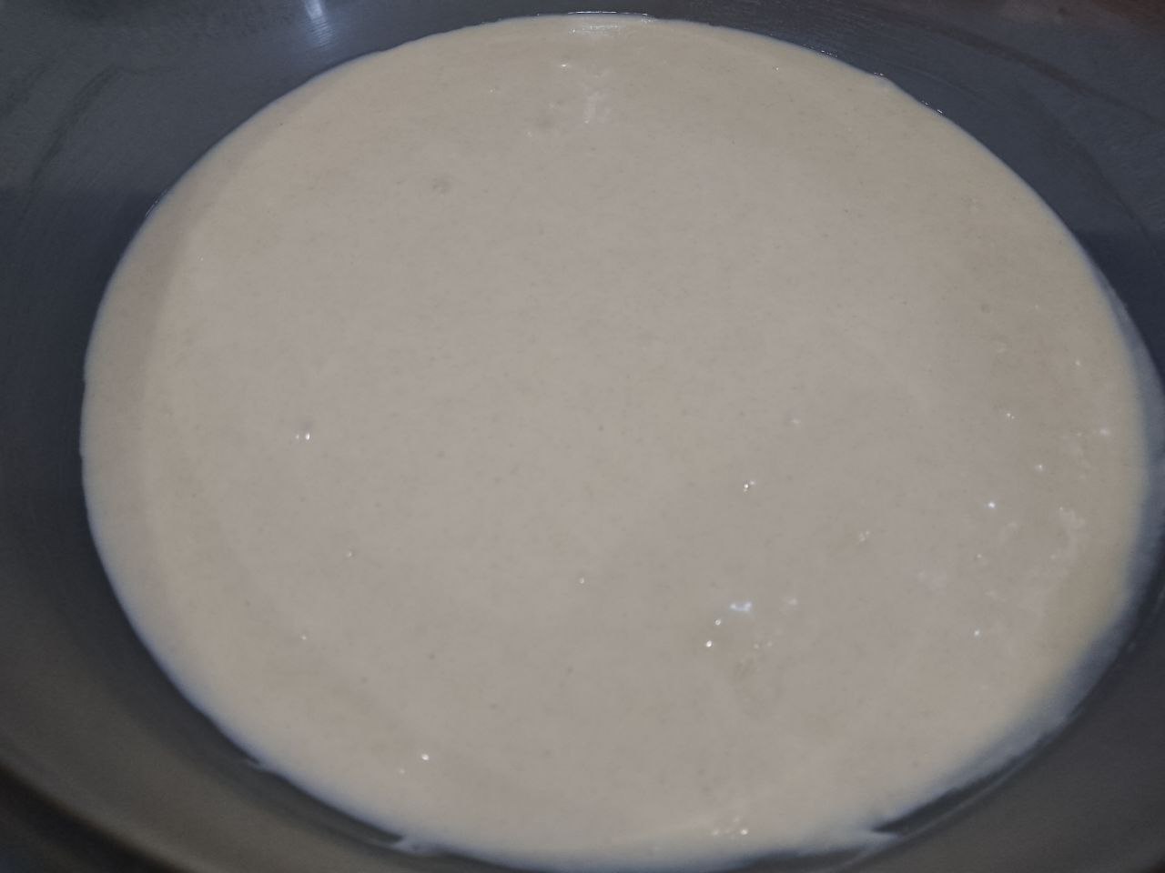 Мягкие вафли с вишней и начинкой, просто и вкусно: Муку смешиваем с разрыхлителем для теста, просеиваем через мелкое сито и добавляем в муку, размешиваем до