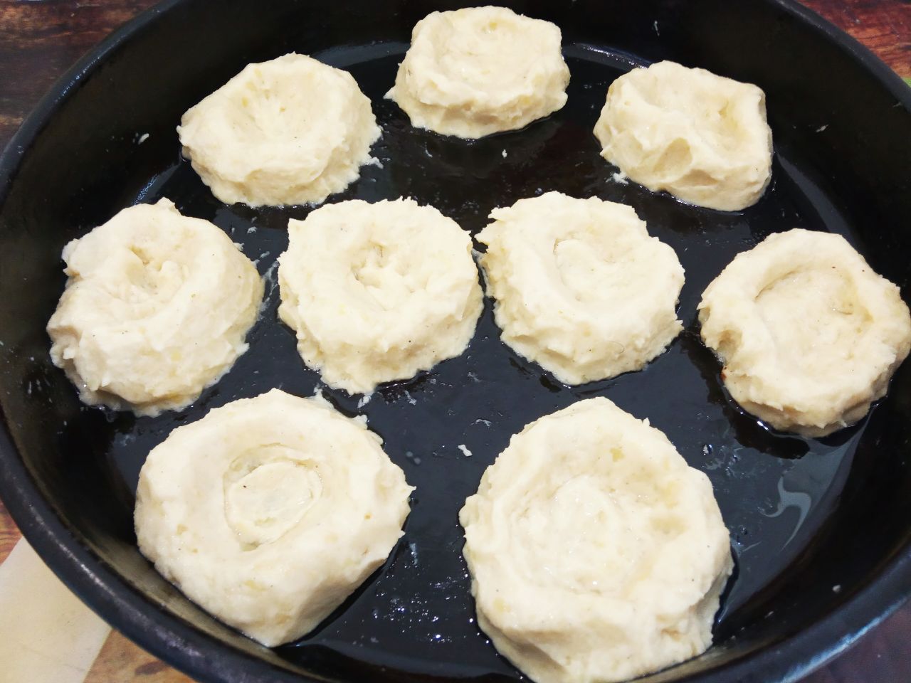 Картофельные гнезда с грибной начинкой и сыром: Противень смазываем жиром или застилаем пергаментом. Руки смазываем растительным маслом, формируем гнезда и