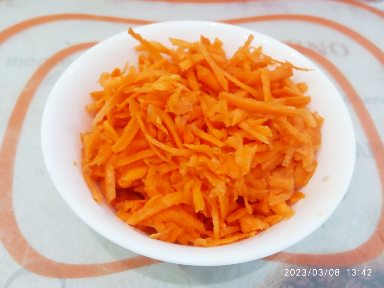 Бутерброды с куриным паштетом, вкусно и сытно: Морковь очищаем от кожуры, промываем и натираем на терке.