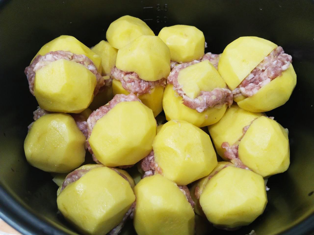 Картофель тушеный и фаршированный мясным фаршем: Углубления картофеля наполняем мясной начинкой и укладываем в кастрюлю или казан.