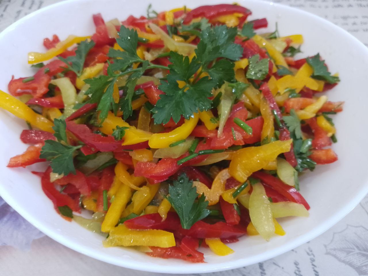 Салат из сладкого перца и зелени: Добавляем соль по вкусу, растительное масло, я добавила лимонный сок. Салат хорошо перемешиваем, даем