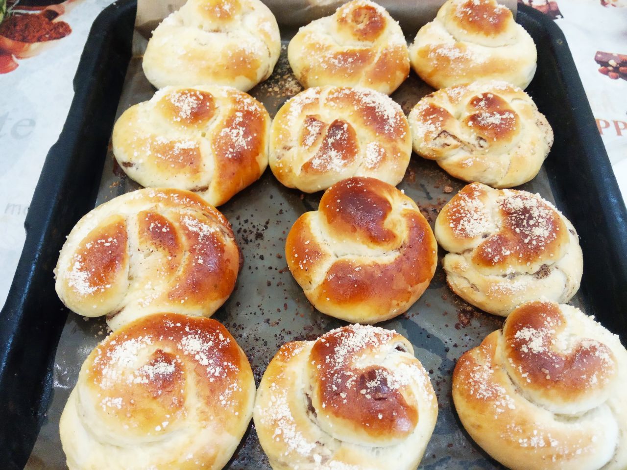 Воздушные и мягкие булочки, на сметане, с изюмом и корицей: Разогреваем духовку до 180 С, выпекаем булочки 20-30 минут до румяного цвета.