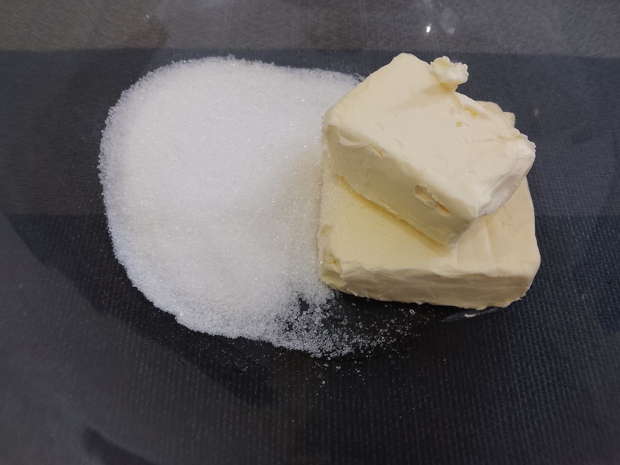 Печенье из рисовой муки в кокосовой стружке и кунжуте: Сливочное масло взбиваем с сахаром.