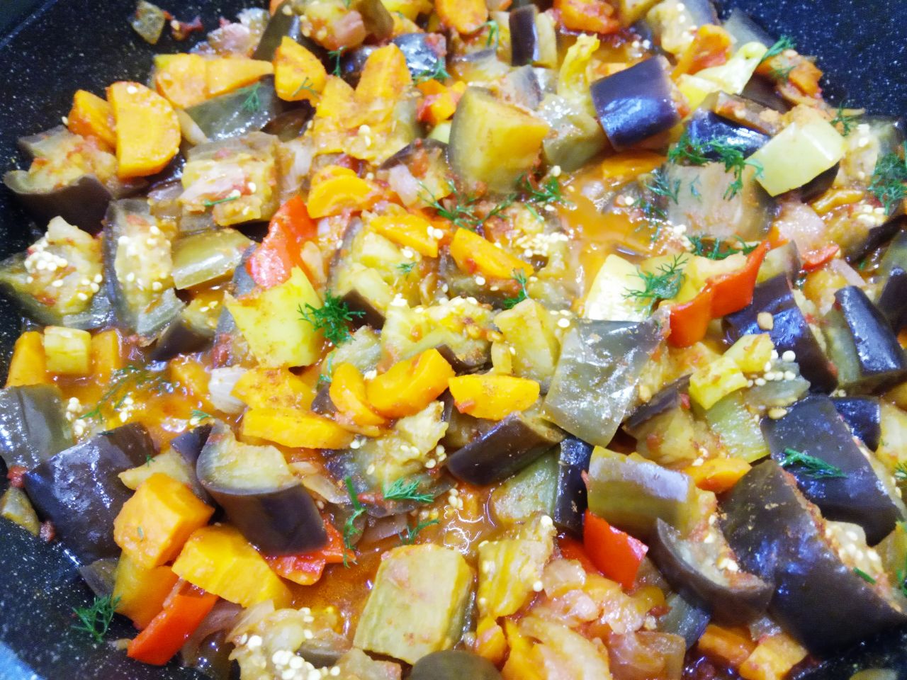 Овощи тушеные с баклажанами, вкусно и сытно: Добавляем протертые помидоры, перец и баклажаны. Солим и перчим по вкусу, перемешиваем.