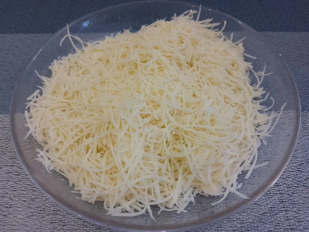 Картофель с начинкой из куриного мяса, шампиньонов и сыра: Твердый сыр натираем на средней терке.