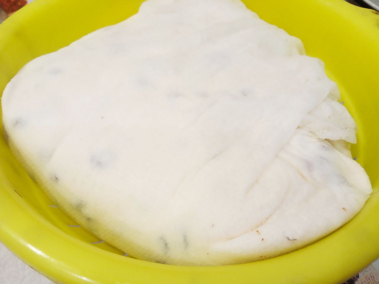 Десерт из творога и изюма, просто и вкусно: Творожную массу закрываем плотно марлей и кладем пресс.