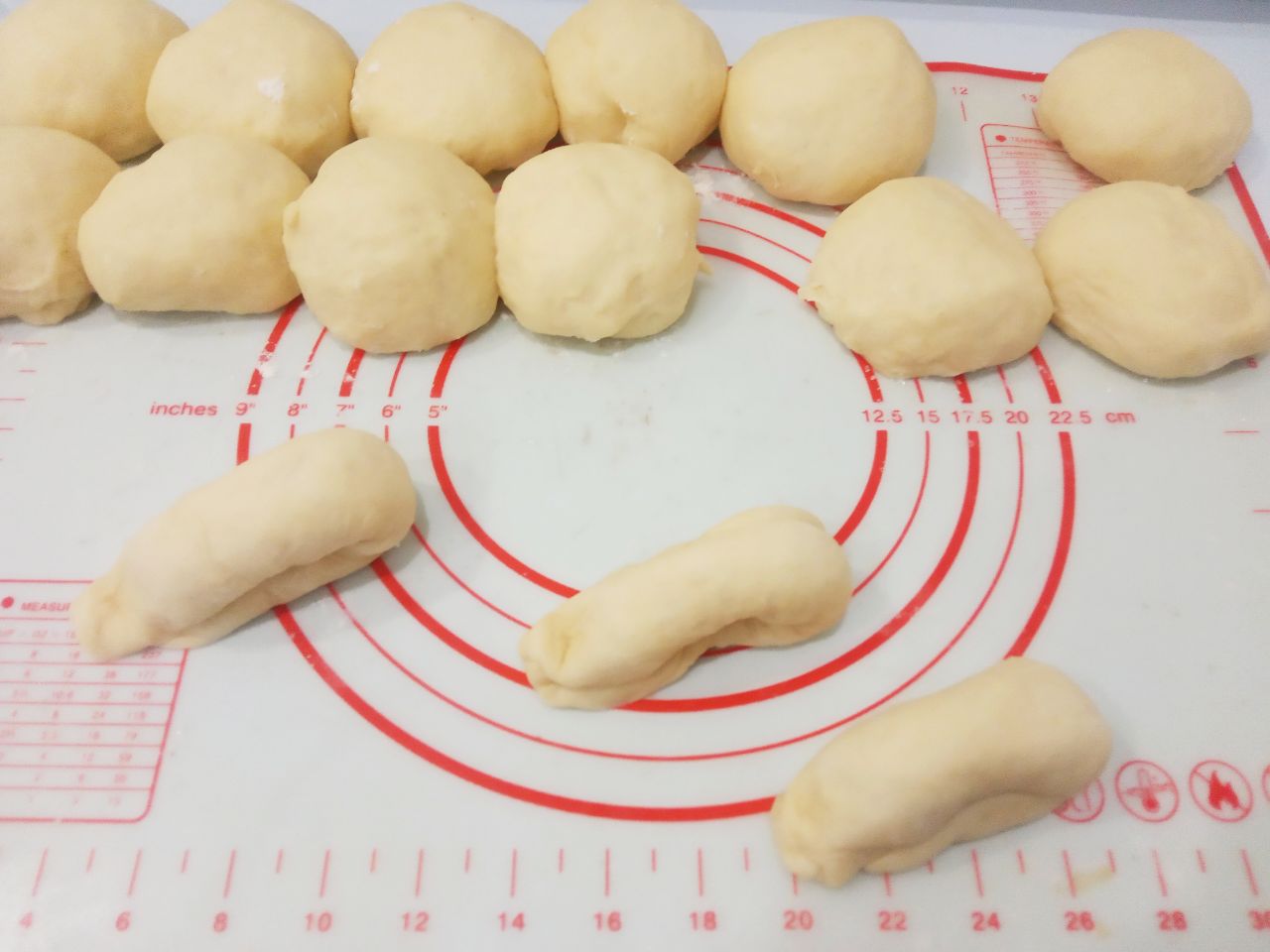Сахарные булочки к чаю, просто и вкусно: Складываем трубочку вдвое, край придавливаем и разрезаем до придавленной стороны.