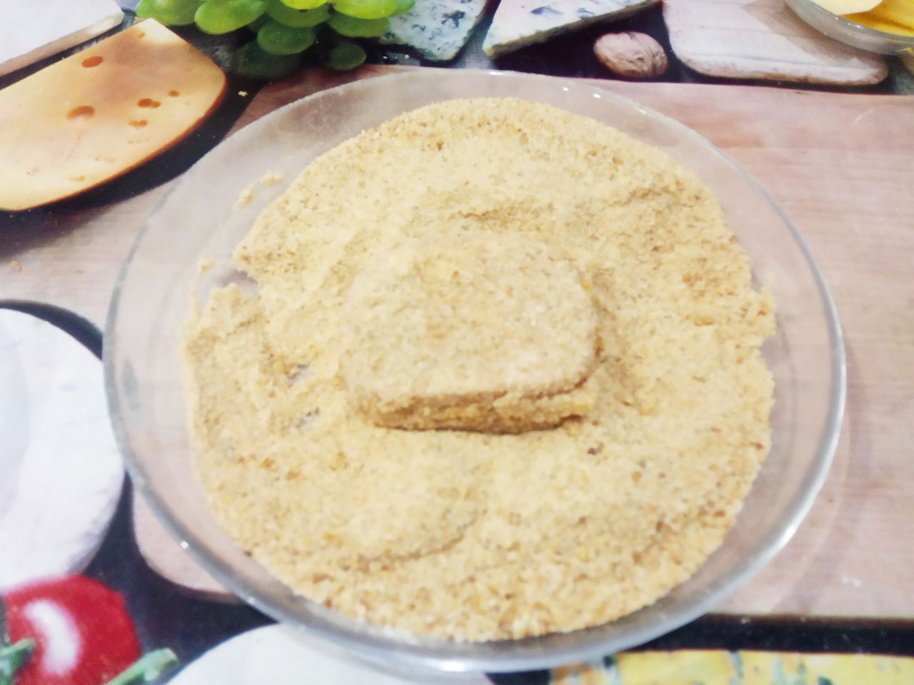 Вкусный и аппетитный завтрак из ветчины и сыра, в кляре: Потом обваливаем в панировочных сухарях.