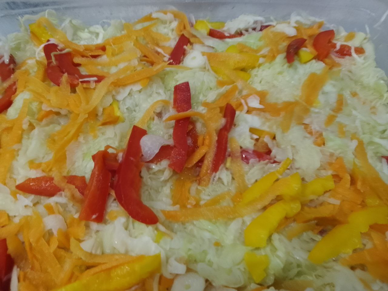 Капуста маринованная с перцем, морковью и чесноком: Капусту накрываем и оставляем до полного охлаждения. Маринованную капусту помещаем в холодильник и через 8-10
