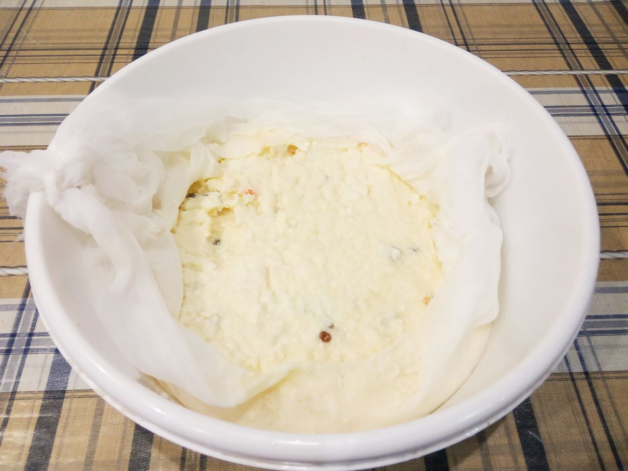 Нежная творожная пасха с цукатами и изюмом: Откидываем творог на марлю в несколько слоев или лавсан. Подвешиваем марлю с творогом для стекания творога на
