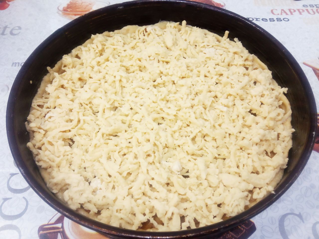 Песочный пирог с тушеными яблоками, просто и вкусно: Достаем с морозильной камеры меньшую часть теста и натираем поверх тушеных яблок.
