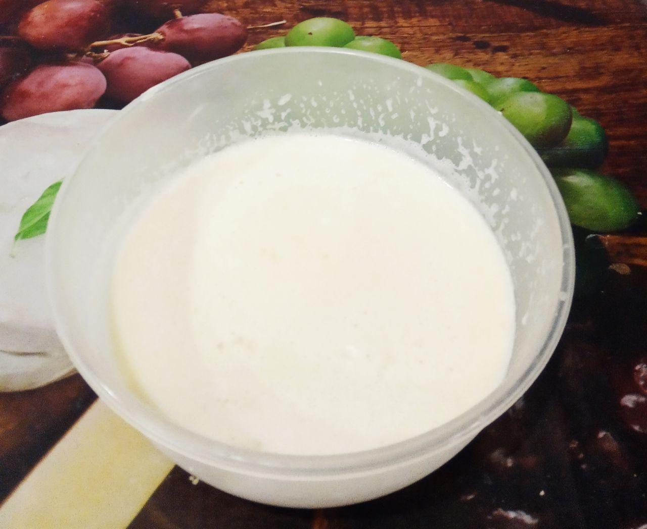 Торт из сухарей, с нежным заварным кремом, просто и вкусно: Молоко 350 мл наливаем в кастрюльку и подогреваем.