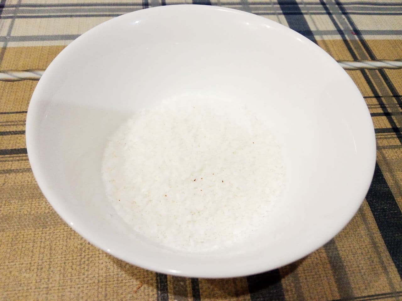 Печенье с начинкой из кокосовой стружки, просто и вкусно: Добавляем крахмал и кокосовую стружку, размешиваем.