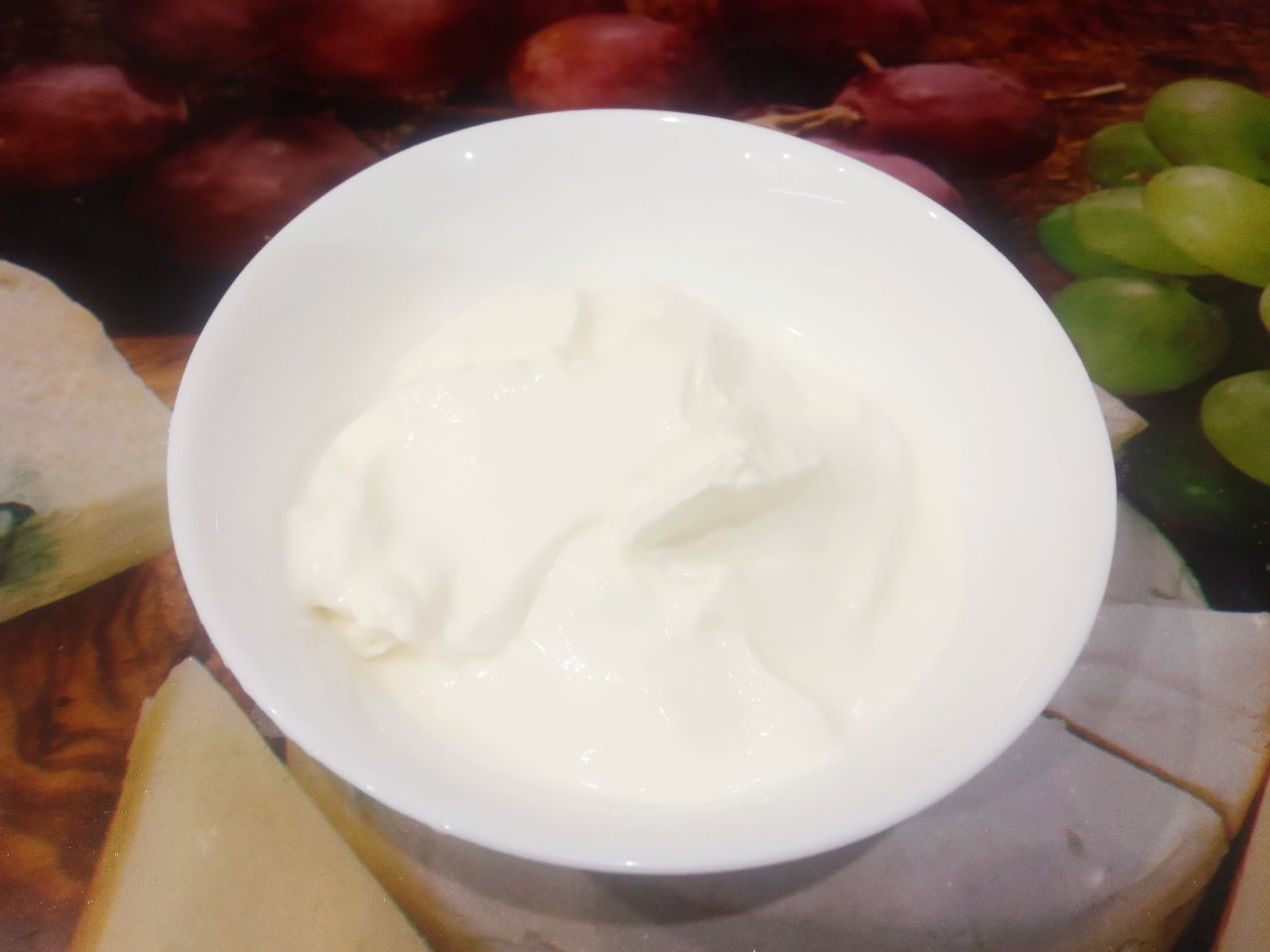 Десерт из творога и изюма, просто и вкусно: Соединяем творог, сахар, сметану, сливочное масло и ванильный сахар, творожную массу тщательно размешиваем