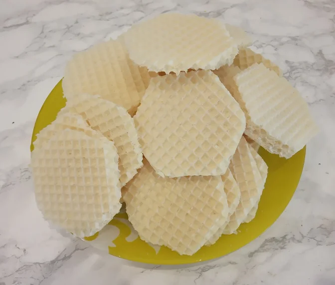 Ленивые отбивные в кляре, просто и вкусно: Приготовленный фарш выкладываем небольшим слоем на вафельку, сверху прикрываем другой вафелькой.