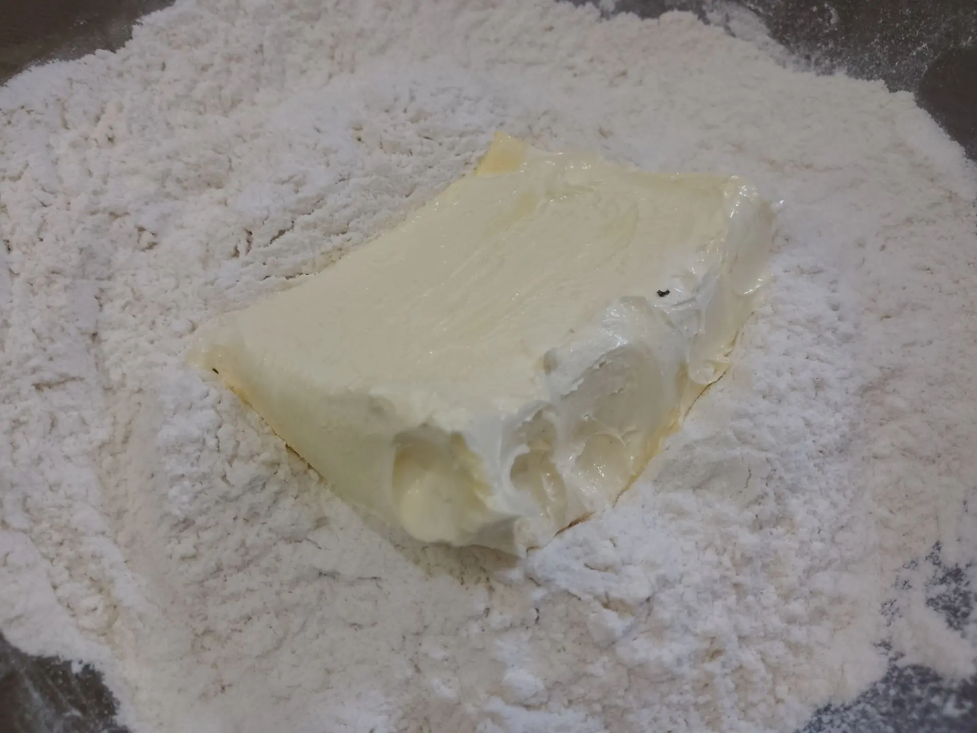 Песочный пирог с начинкой из творога, взбитых белков и ягод клубники: Добавляем сливочное масло или маргарин, соль и растираем в мелкую крошку.