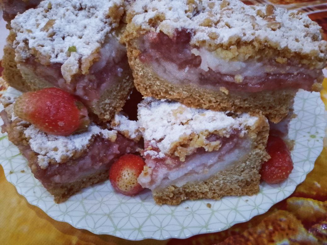 Пирог песочный с заварным кремом  и клубничным кремом: Охлажденный пирог вынимаем из формы, разрезаем на части и подаем к чаю.