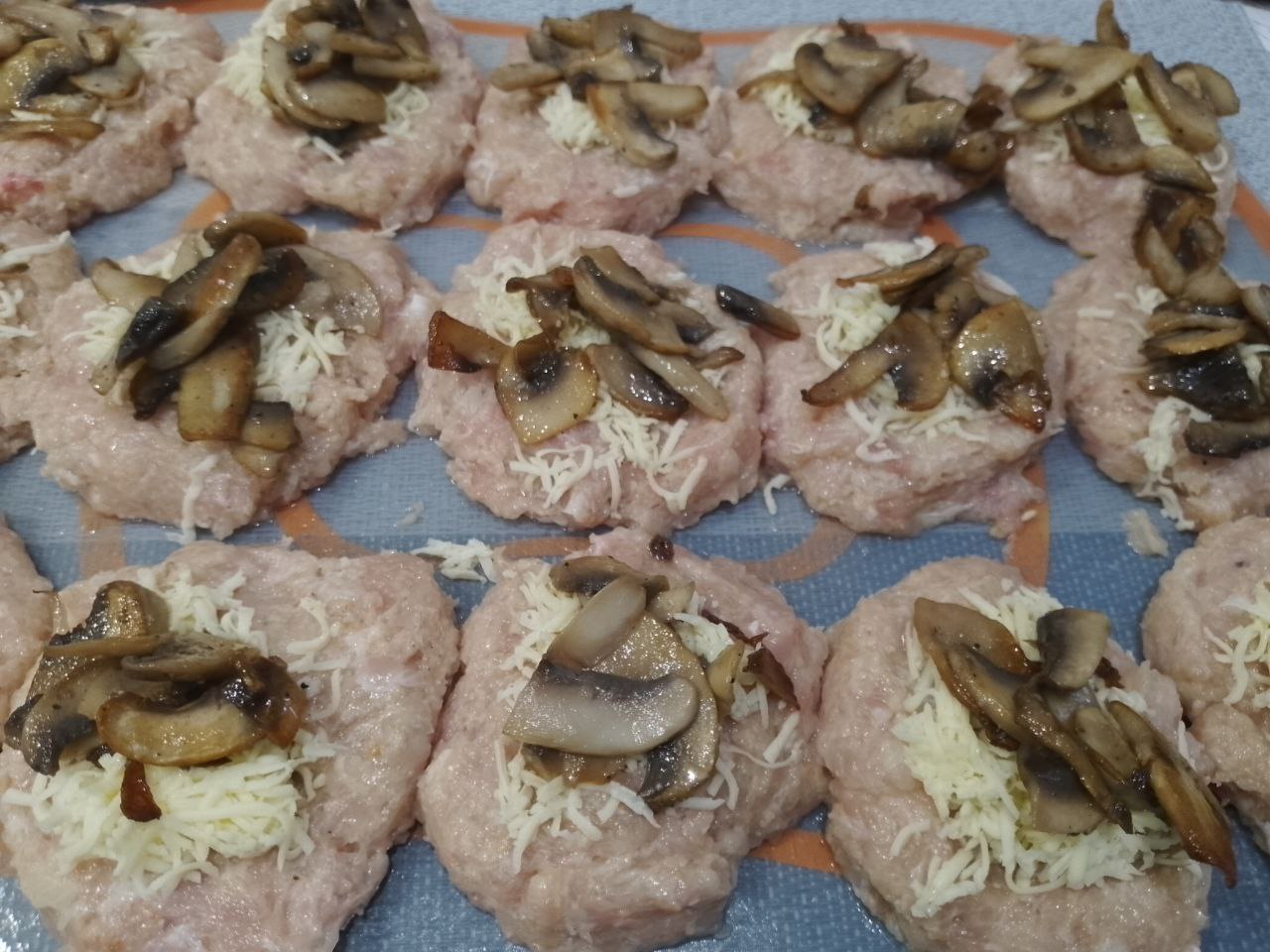 Зразы из куриного мяса, грибов и сыра, в духовке: На середину кладем тертый сыр, сверху кладем обжаренные грибы.