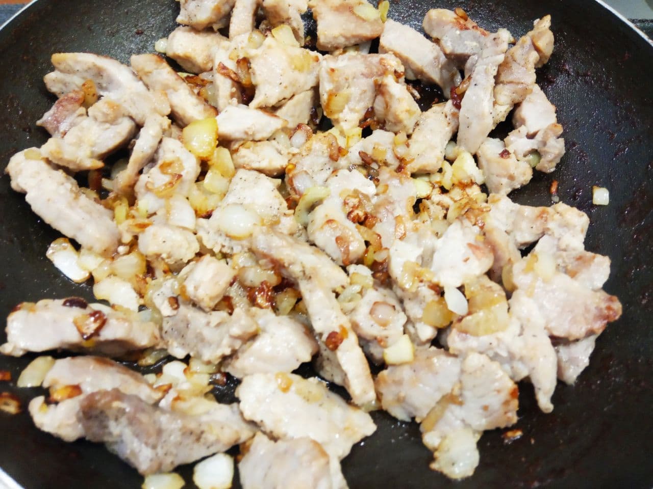 Спагетти из гречневой муки с мясом и овощами: Мясо обжариваем с луком на растительном или сливочном масле до готовности. Солим и перчим по вкусу, добавляем