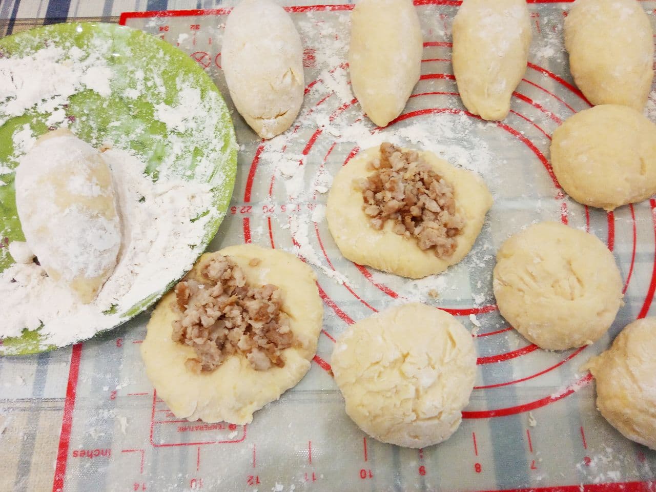 Пирожки с мясной начинкой из картофельного дрожжевого теста, жареные на сковороде: Кусочки теста раскатываем, кладем начинку и формируем пирожки.