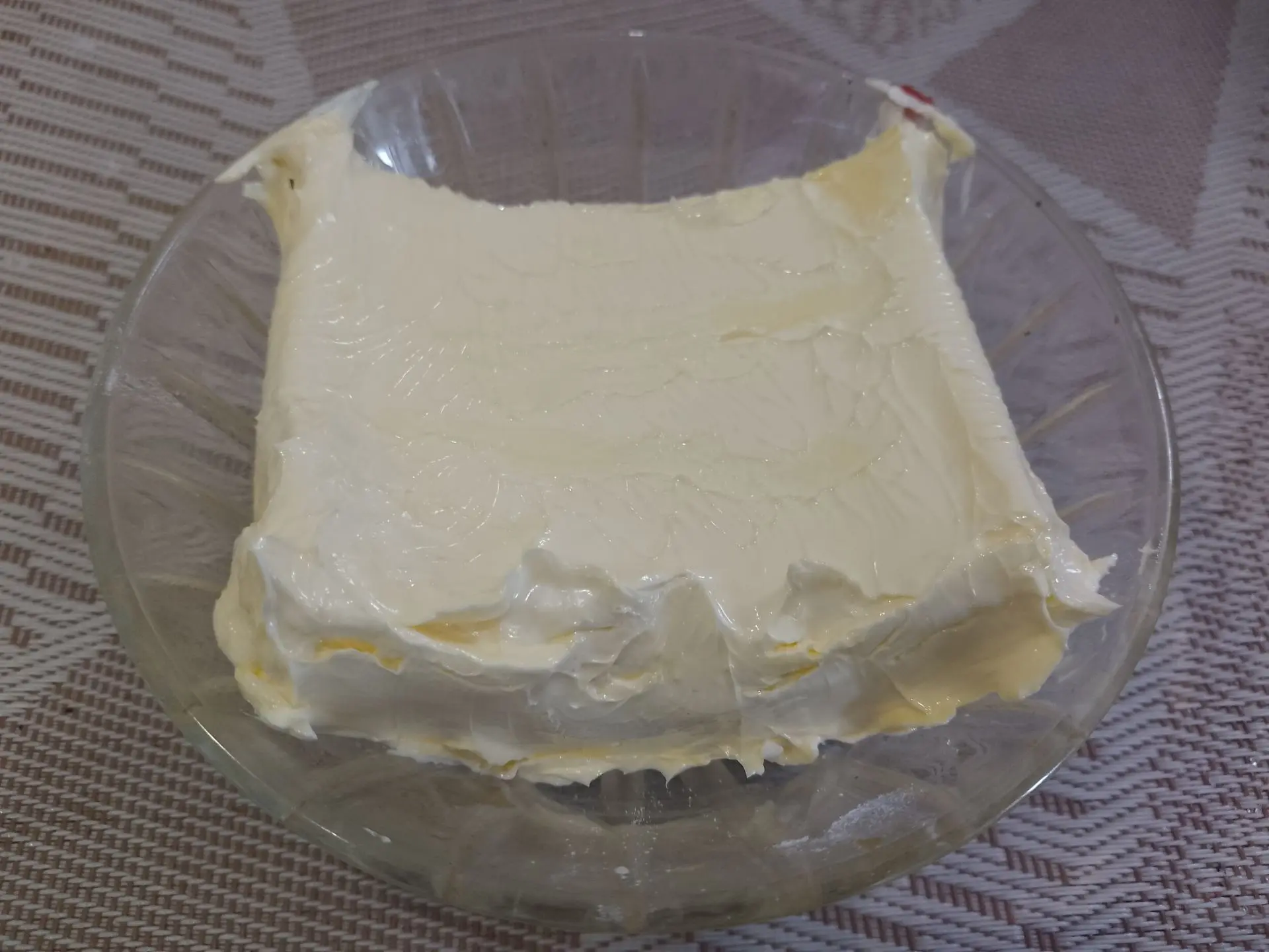 Песочный пирог с начинкой из творога, взбитых белков и ягод клубники: Добавляем сливочное масло или маргарин, соль и растираем в мелкую крошку.